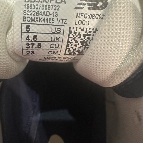 New Balance • 550s • Boys 5/ Women 7 - Picture 5 of 5